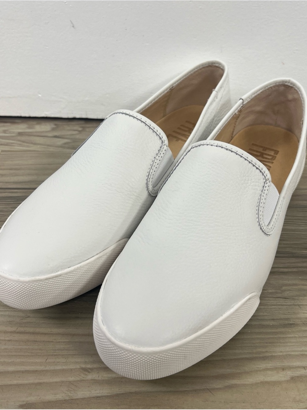 Frye Mia White Tumbled Leather Slip on Shoe Sneaker Woman’s Size 8 FR40466 NWOB